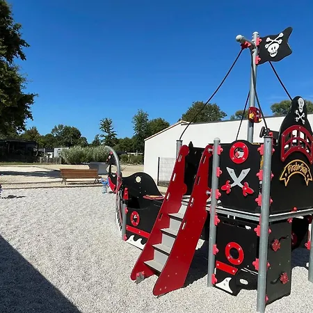 Spacious With Heated Pool And Jacuzzi Pensión