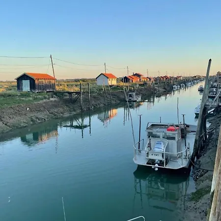 Spacious With Heated Pool And Jacuzzi Pensión