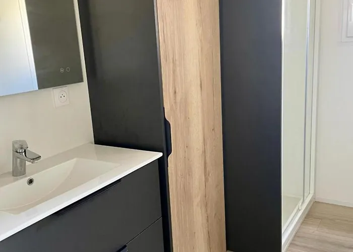 Spacious With Heated Pool And Jacuzzi 3*