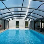 Spacious With Heated Pool And Jacuzzi 招待所 3*