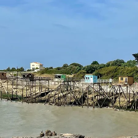 Spacious With Heated Pool And Jacuzzi Guest house