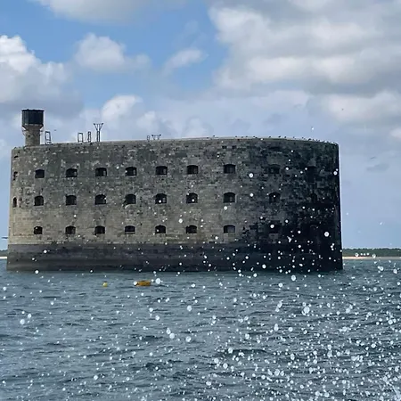 Spacious With Heated Pool And Jacuzzi Guest house