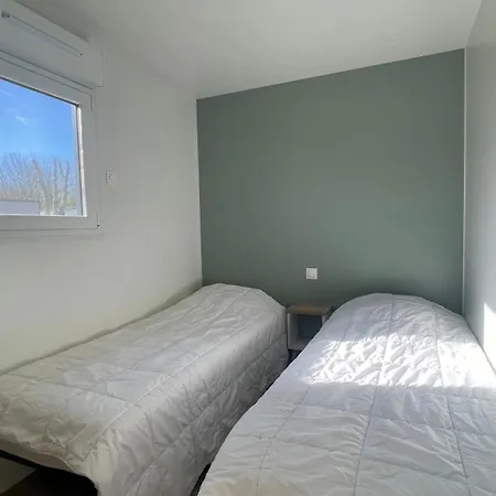 Spacious With Heated Pool And Jacuzzi 4*