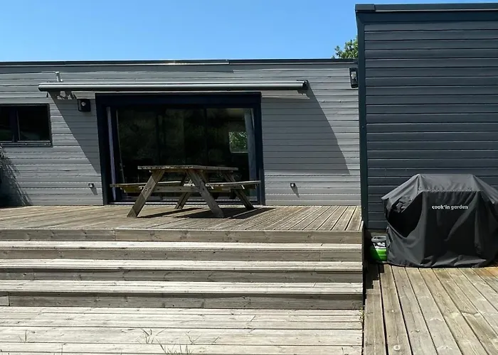 Spacious With Heated Pool And Jacuzzi 3*