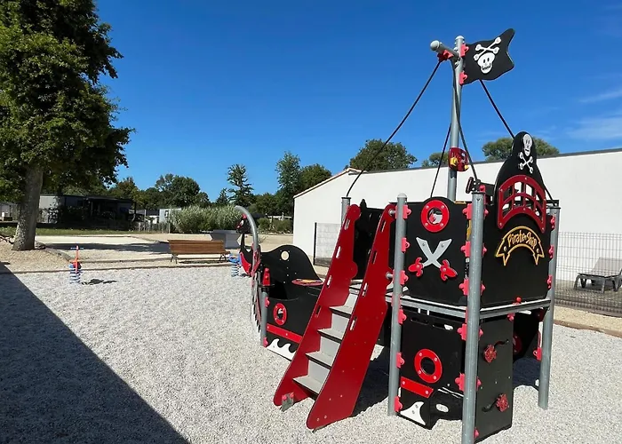 Spacious With Heated Pool And Jacuzzi Guest house