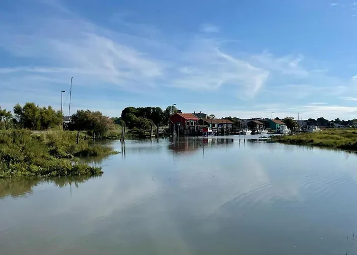 Spacious With Heated Pool And Jacuzzi Gasthof